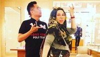 Dato Seri Vida kayaknya terus jadi pemberitaan di Negeri Jiran semenjak pose mandi uang untuk video klipnya tersebut. Foto: Instagram @datoserivida