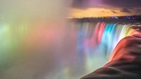 Sekilas, air yang mengalir jelas terlihat seperti sungguhan berwarna. Padahal efek warna itu berasal dari cahaya lampu LED. Agar lebih keren lagi,biasanya ada latar suara musik menghibur traveler dan kembang api (argenel/niagaraparks/Instagram)
