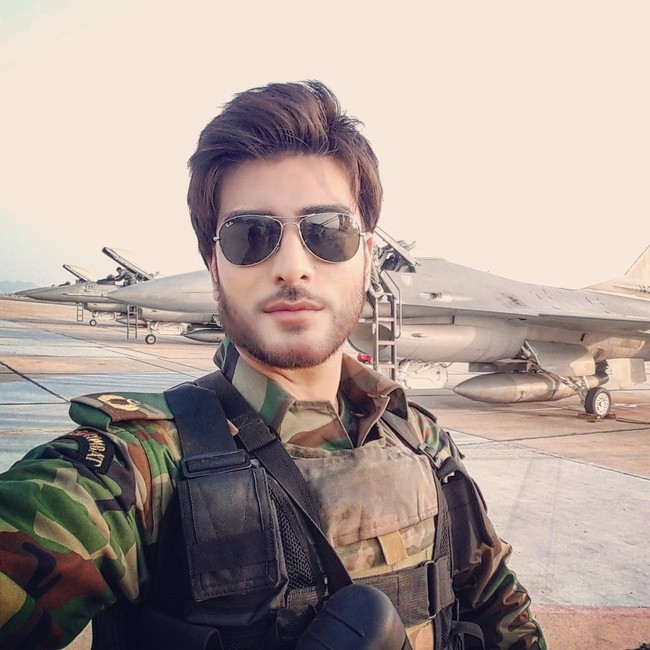 Saat tampil memakai seragam tentara seperti Song Joong-ki pun, Imran Abbas mampu memesona wanita dengan kharismanya. Foto: Istimewa