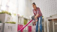 Menyapu dan memvakum rumah dapat membakar 164 kalori. Semakin besar rumah Anda, semakin banyak pula kalori yang terbakar. Foto: Thinkstock
