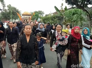 Melihat dari Dekat Tradisi Arak-arakan Pengantin Suku Using