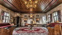 Museum Hotel memiliki interior dan nuansa klasik, bangunannya pun dibuat seperti batu-batuan. Mirip gua asli! (Museum Hotel)