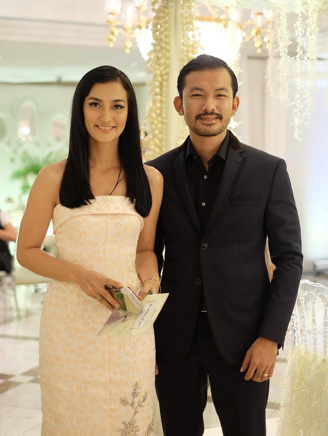 Rio Dewanto dan Atiqah Hasiholan termasuk pasangan artis yang berawal dari cinlok karena meraka berdua kerap terlibat dalam sebuah film yang sama. Keduanya resmi menikah pada 24 Agustus 2013. Foto: Instagram