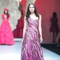 Eddy Betty menggelar show tunggal di Ballroom hotel Raffles, Jakarta. Rabu (20/9/2017). Koleksi terbaru Eddy Betty yang bertajuk Liberte terispirasi dari perjalanan hidup sang desainer. [Foto: Mohammad Abduh/Wolipop]