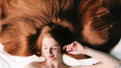 Berambut Merah Super Panjang, Si Cantik Ini Tenar di Instagram