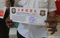  Kasatpol PP Kabupaten Bandung Usman Sayogi mengatakan sedikitnya ada 40 mini market yang ditutup dalam kurun waktu satu bulan.