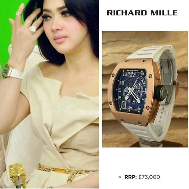 Syahrini terlihat memakai jam tangan Richard Mille RM 010 RG”  yang harganya mencapai 73 ribu poundsterling atau sekitar Rp 1,4 miliar. Foto: Instagram/fashionsyahrini