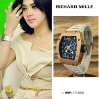 Syahrini terlihat memakai jam tangan Richard Mille RM 010 RG”  yang harganya mencapai 73 ribu poundsterling atau sekitar Rp 1,4 miliar. Foto: Instagram/fashionsyahrini