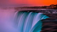 Wisatawan bakalan terpesona dengan air terjun yang menyala di tengah gelapnya malam. Warna-warni dari biru, oranye, pink, merah dan lain sebagainya begitu memeriahkan Niagara (nnvv__/niagaraparks/Instagram)