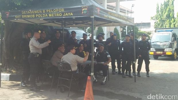 Polisi berjaga di PN Jaksel.