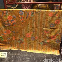 Cukup disebut Kain Panjang, kain buatan perajin baik di Kudus pada 1940 ini tampil dengan motif burung hong. Dalam mitologi China, burung hong melambangkan kecantikan dan keagungan seorang wanita. Foto: Daniel Ngantung/Wolipop