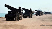 Para prajurit Korps Marinir menyiapkan RM 70 Grad yang akan digunakan dalam gladi parsial demo tempur matra laut. (Dispen Kormar).
