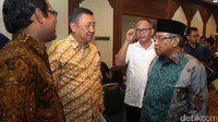 Ketua Umum PBNU Said Aqil Siradj berbincang dengan perwakilan Umat Budha Indonesia (Walubi) Suhadi Sendjaja usai menyampaikan pernyataan sikap.