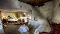 Selain itu, Cappadocia terkenal dengan gunung vulkanik. Sehingga banyak perusahaan yang membuat penginapan dari gua-gua batuan vulkanik (Museum Hotel)