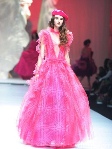 Ekspresi Kebebasan Desainer Eddy Betty di Koleksi Gaun 'Liberte'