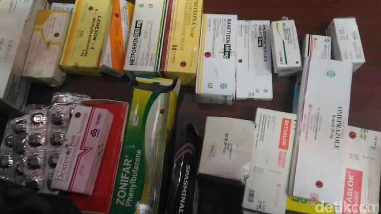 Polisi Sita 13 Ribu Obat Keras dari Sejumlah Toko di Bekasi Polisi Sita 13 Ribu Obat Keras dari Sejumlah Toko di Bekasi