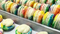 Macaron pelangi ini juga tak kalah menggemaskan. Krim putihnya tebal dan nampak memuaskan selera. Foto: Danas Bakery