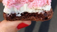 Hayooo, pasti ngiler kan macaron Neapolitan ini? Paduan warna pink, putih dan cokelatnya tampak Instagramable. Foto: Danas Bakery