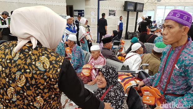 Pengalaman Berkesan Bambang Dibantu 4 Orang Dorong Kursi Roda Mertua