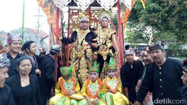 Melihat dari Dekat Tradisi Arak-arakan Pengantin Suku Using