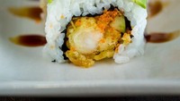 Roll Dragon sushi ini digemari karena rasanya yang gurih enak. Isiannya ebi tempura, dilapisi alpukat dan irisan salmon pllus saus shoyu. Enak banget!Foto: Istimewa
