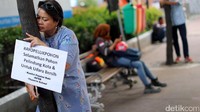 Aksi Selamatkan Pohon Pelindung Kota dilakukan di Jalan Sudirman, Jakarta.