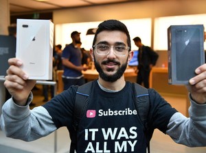 Cerita Pembeli Pertama yang Ogah Pakai iPhone 8