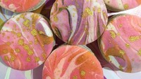 Kalau ini macaron kekinian. Temanya galaxy, lengkap dengan bubuhan emas. Danas Bakery menjual macaron online dan mengirimkannya ke seluruh Amerika. Foto: Danas Bakery