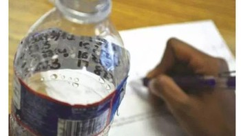 Contekan di balik kertas kemasan botol minuman. (Foto: istimewa)