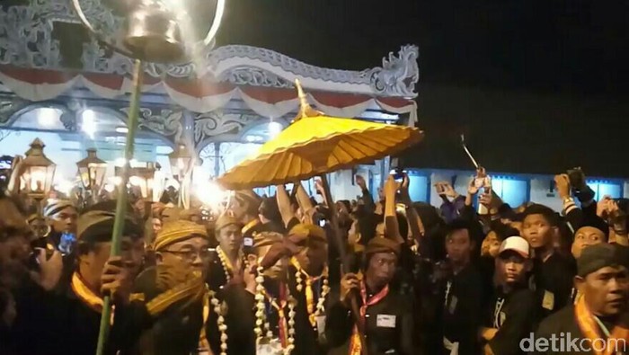 Ketika Belasan Pusaka Keraton Surakarta Dikirab Keliling Kota