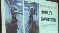 Auditor Badan Pemeriksa Keuangan berinisial SY menjadi tersangka kasus dugaan suap terkait audit PT Jasa Marga. SY diduga menerima motor gede Harley-Davidson.