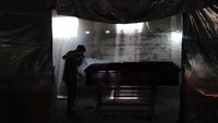 Tercatat ada 18 perusahaan peti mati yang beroperasi di kota ini (Jose Cabezas/Reuters)
