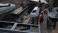 Kesulitan ekonomi membuat anak-anak muda Jucuapa pergi bermigrasi ke kota yang lebih besar, demi hidup yang lebih baik. Sementara sisanya memilih bertahan di Jucuapa, menjadi buruh kebun kopi, bertani kecil-kecilan dan tentu saja menjadi pembuat peti mati (Jose Cabezas/Reuters)