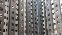 Dini Oktaviani (27) dibunuh di Apartemen Laguna, Jakarta Utara dan mayatnya ditemukan pada Selasa (18/9) lalu. Keluarga menyebut Dini adalah pedagang kosmetik online (online shop).