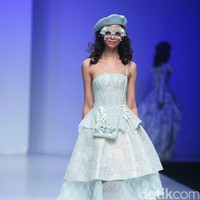 Eddy Betty menggelar show tunggal di Ballroom hotel Raffles, Jakarta. Rabu (20/9/2017). Koleksi terbaru Eddy Betty yang bertajuk Liberte terispirasi dari perjalanan hidup sang desainer. [Foto: Mohammad Abduh/Wolipop]