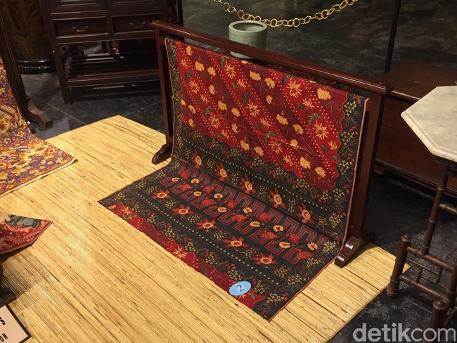 Sarung, begitu kain ini dinamakan. Dibuat sekitar 1900an di Tegal, kain Sarung tampil memesona dengan motif bunga anyelir dan seruninya.Foto: Daniel Ngantung/Wolipop