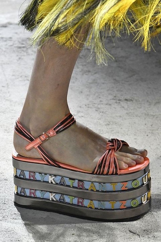 Tiap gaun yang dipresentasikan di London Fashion Week, hadir dengan pasangan sepatu yang tak kalah mencuri perhatian, bahkan untuk menjadi tren di tahun 2018 mendatang. Dari sandal berpayet hingga boots, berikut 10 sepatu dengan desain unik yang menyita atensi di panggung mode London. Foto: Ist.