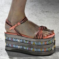 Tiap gaun yang dipresentasikan di London Fashion Week, hadir dengan pasangan sepatu yang tak kalah mencuri perhatian, bahkan untuk menjadi tren di tahun 2018 mendatang. Dari sandal berpayet hingga boots, berikut 10 sepatu dengan desain unik yang menyita atensi di panggung mode London. Foto: Ist.