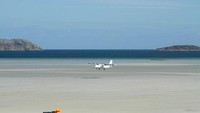 Kembali ke Karibia hanya pemandangannya saja pantai cantik. Di Barra Airport, Skotlandia landasan pacunya pun berupa pasir pantai. Keren! (Visit Scotland)