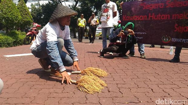 Tuntut Reformasi Agararia, Massa SPI Gelar Aksi Teatrikal di KLHK