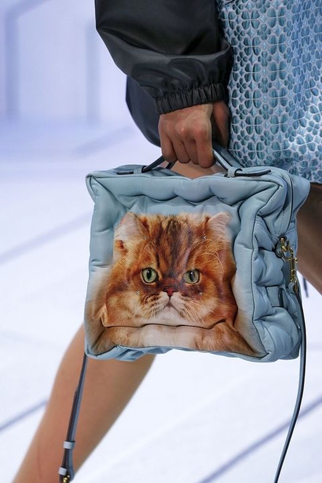 Anya Hindmarch banyak mengeluarkan motif kucing untuk tas edisi terbaru. Foto: Ist.