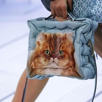 Anya Hindmarch banyak mengeluarkan motif kucing untuk tas edisi terbaru. Foto: Ist.