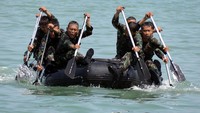 Para prajurit Korps Marinir unjuk kemampuan dalam menaklukkan halang rintang laut. (Dispen Kormar).