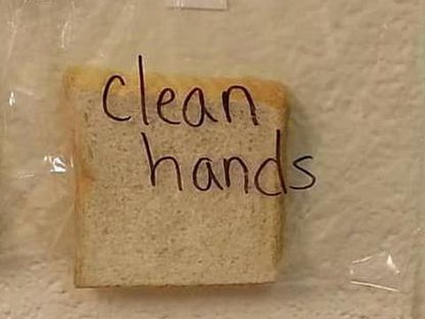 Roti yang dimasukkan ke kantong plastik dengan tangan bersih setelah cuci tangan