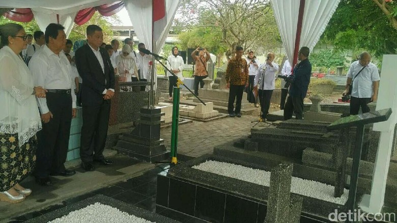 Menteri Jonan Ziarah ke Makam Pahlawan Pertambangan Indonesia Menteri Jonan Ziarah ke Makam Pahlawan Pertambangan Indonesia