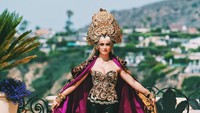 Agnez juga pernah menampilkan batik rancangan Anne Avantie. Dok. Instagram