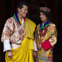 Pernikahan Raja Bhutan Jigme Khesar Namgyel Wangchuck ini menjadi acara termegah di negara tersebut. Pernikahan tersebut semakin menarik perhatian karena sang raja menikahi seorang mahasiswi jurusan hubungan internasional yang baru berusia 21 tahun, Jetsun Pema. Pernikahan tersebut digelar ppada 13 Oktober 2011 di Punakha, Bhutan. Upacara pernikahan digelar sesuai ajaran Budha. Foto: Getty Images