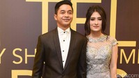 Adly tampak mengenakan jas hitam sedangkan Angbeen terlihat cantik dengan dress abu-abu. Pool/Noel/detikFoto.