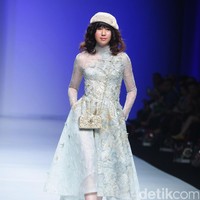 Eddy Betty menggelar show tunggal di Ballroom hotel Raffles, Jakarta. Rabu (20/9/2017). Koleksi terbaru Eddy Betty yang bertajuk Liberte terispirasi dari perjalanan hidup sang desainer. [Foto: Mohammad Abduh/Wolipop]