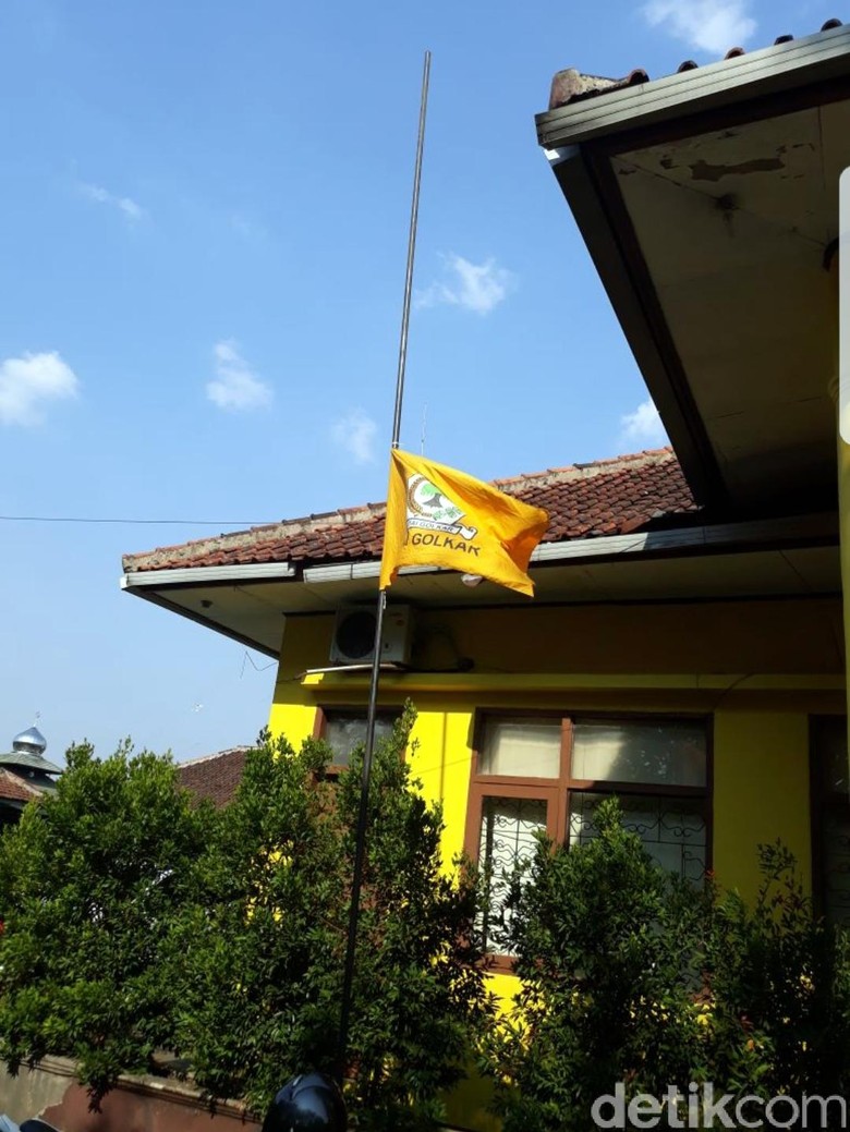 Bendera Golkar Setengah Tiang Berkibar di DPD Cianjur dan Garut Bendera Golkar Setengah Tiang Berkibar di DPD Cianjur dan Garut